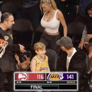 开云体育app-😍美媒调侃湖人：或许他们每场都需要这位性感美女！